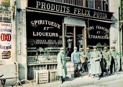 Soldati francesi davanti al negozio di alimentari Felix Potin in Place des Marchés, Reims, Francia, 1917 da Paul Castelnau